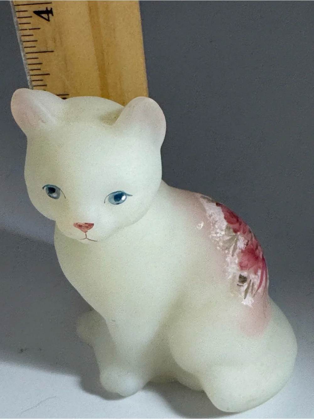 Fenton Victorian Rose Sitting Cat